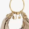 Kleine Hobo-Tasche mit Armband aus genarbtem Leder Kleine Hobo-Tasche mit Armband aus genarbtem Leder