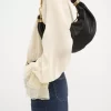 Kleine Hobo-Tasche mit Armband aus genarbtem Leder Kleine Hobo-Tasche mit Armband aus genarbtem Leder