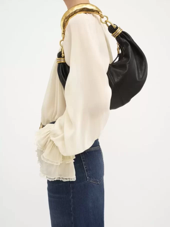 Kleine Hobo-Tasche mit Armband aus genarbtem Leder Kleine Hobo-Tasche mit Armband aus genarbtem Leder