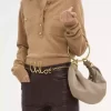 Kleine Hobo-Tasche mit Armband aus genarbtem Leder Kleine Hobo-Tasche mit Armband aus genarbtem Leder