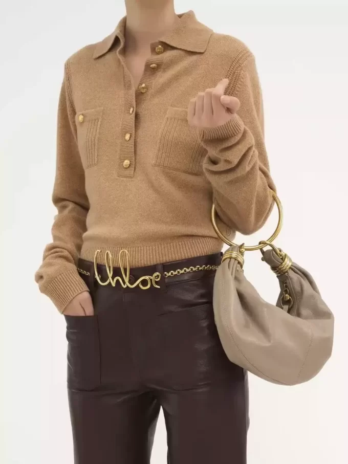 Kleine Hobo-Tasche mit Armband aus genarbtem Leder Kleine Hobo-Tasche mit Armband aus genarbtem Leder
