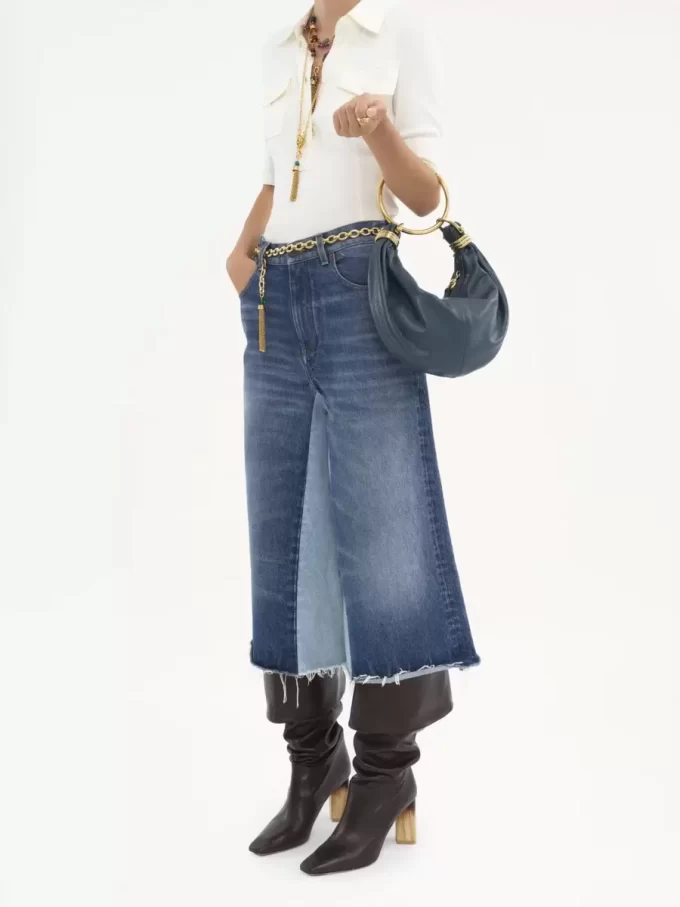 Kleine Hobo-Tasche mit Armband aus genarbtem Leder Kleine Hobo-Tasche mit Armband aus genarbtem Leder