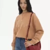 Kleine Hobo-Tasche mit Armband aus genarbtem Leder Kleine Hobo-Tasche mit Armband aus genarbtem Leder