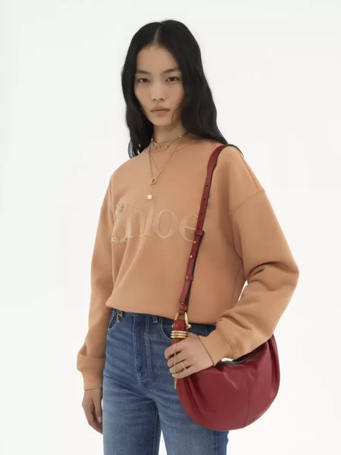 Kleine Hobo-Tasche mit Armband aus genarbtem Leder Kleine Hobo-Tasche mit Armband aus genarbtem Leder