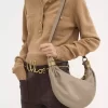 Kleine Hobo-Tasche mit Armband aus genarbtem Leder Kleine Hobo-Tasche mit Armband aus genarbtem Leder
