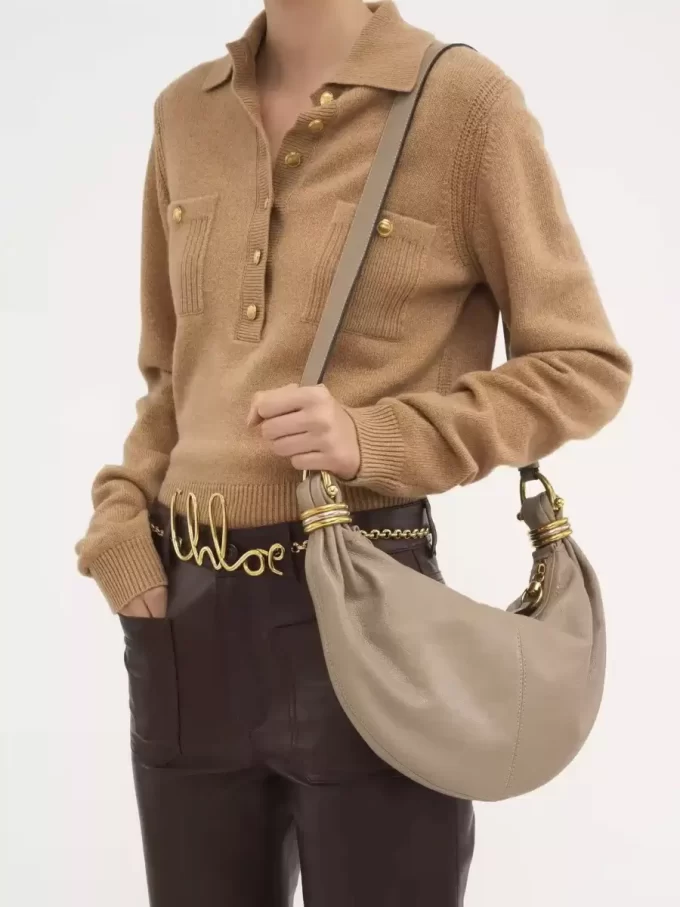 Kleine Hobo-Tasche mit Armband aus genarbtem Leder Kleine Hobo-Tasche mit Armband aus genarbtem Leder