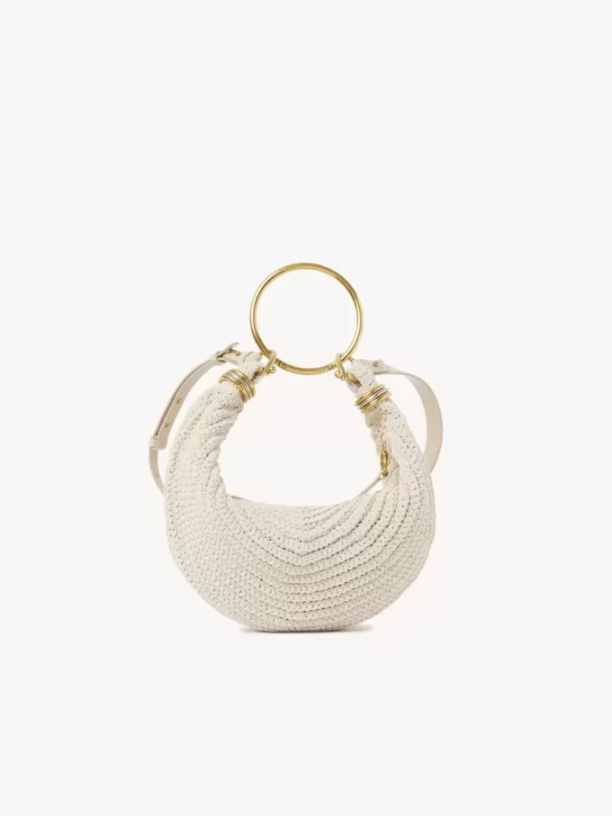 Kleine Hobo-Tasche mit Armband aus Häkelarbeit Kleine Hobo-Tasche mit Armband aus Häkelarbeit