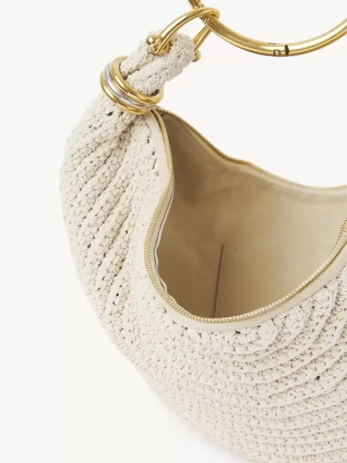 Kleine Hobo-Tasche mit Armband aus Häkelarbeit Kleine Hobo-Tasche mit Armband aus Häkelarbeit