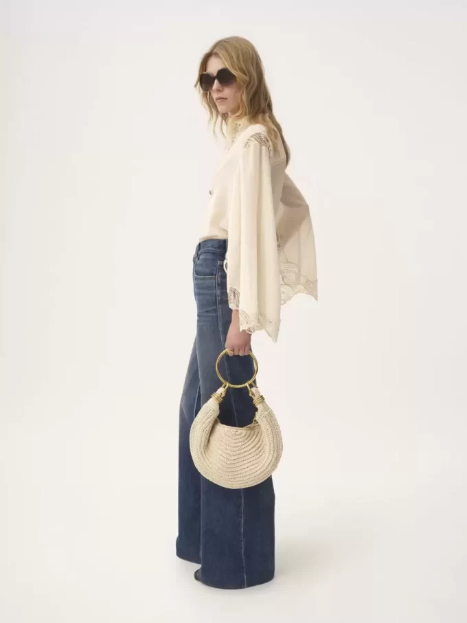 Kleine Hobo-Tasche mit Armband aus Häkelarbeit Kleine Hobo-Tasche mit Armband aus Häkelarbeit
