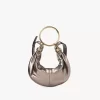 Kleine Hobo-Tasche mit Armband aus metallisiertem Leder Kleine Hobo-Tasche mit Armband aus metallisiertem Leder