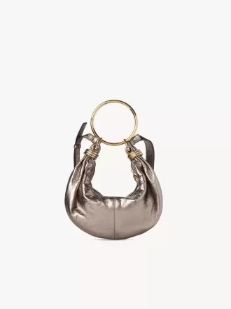Kleine Hobo-Tasche mit Armband aus metallisiertem Leder