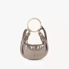 Kleine Hobo-Tasche mit Armband aus metallisiertem Leder Kleine Hobo-Tasche mit Armband aus metallisiertem Leder
