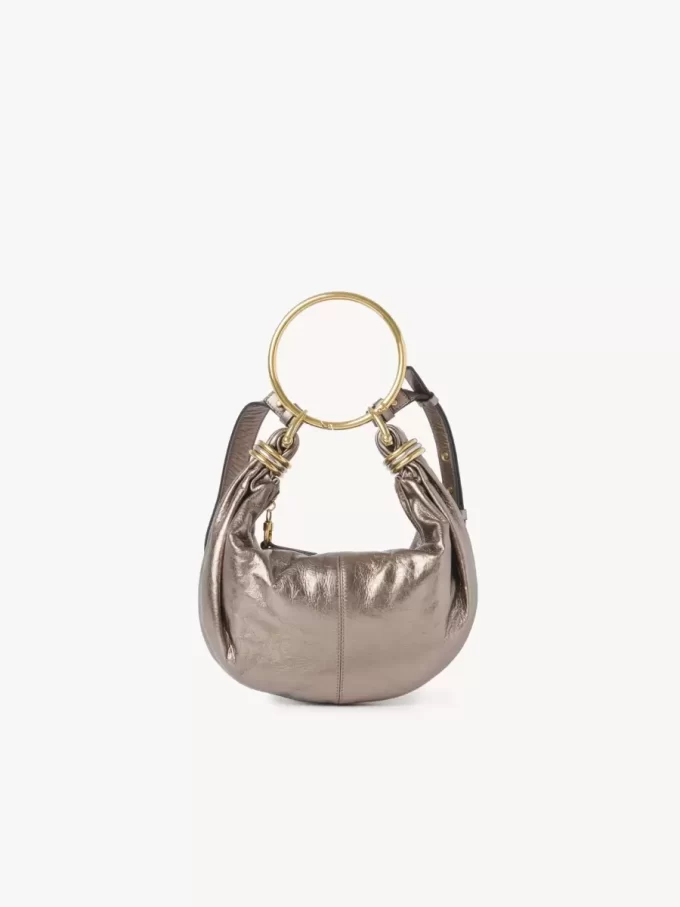 Kleine Hobo-Tasche mit Armband aus metallisiertem Leder Kleine Hobo-Tasche mit Armband aus metallisiertem Leder