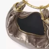 Kleine Hobo-Tasche mit Armband aus metallisiertem Leder Kleine Hobo-Tasche mit Armband aus metallisiertem Leder