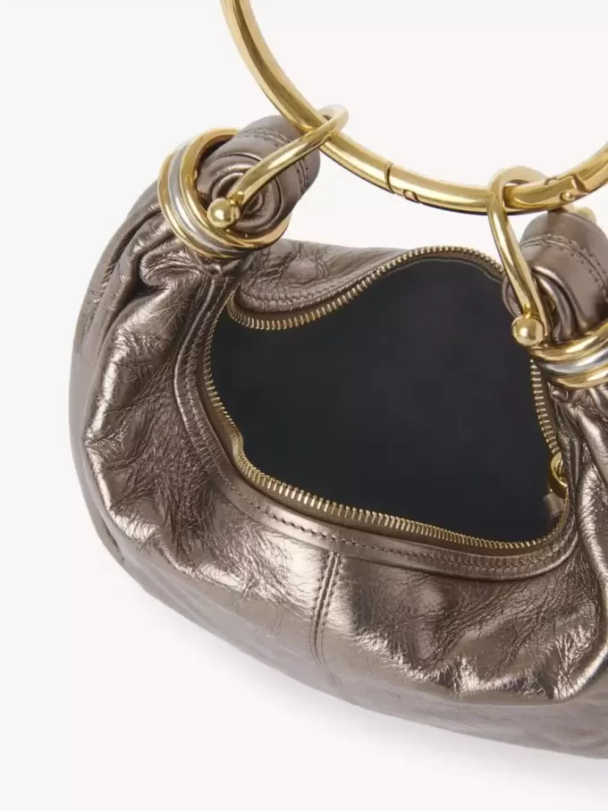 Kleine Hobo-Tasche mit Armband aus metallisiertem Leder Kleine Hobo-Tasche mit Armband aus metallisiertem Leder