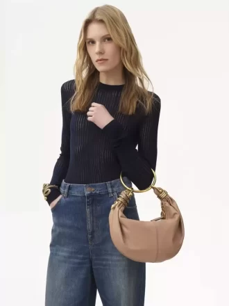 Kleine Hobo-Tasche mit Schlangenarmband aus genarbtem Leder