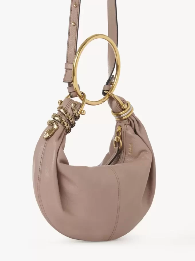 Kleine Hobo-Tasche mit Schlangenarmband aus genarbtem Leder