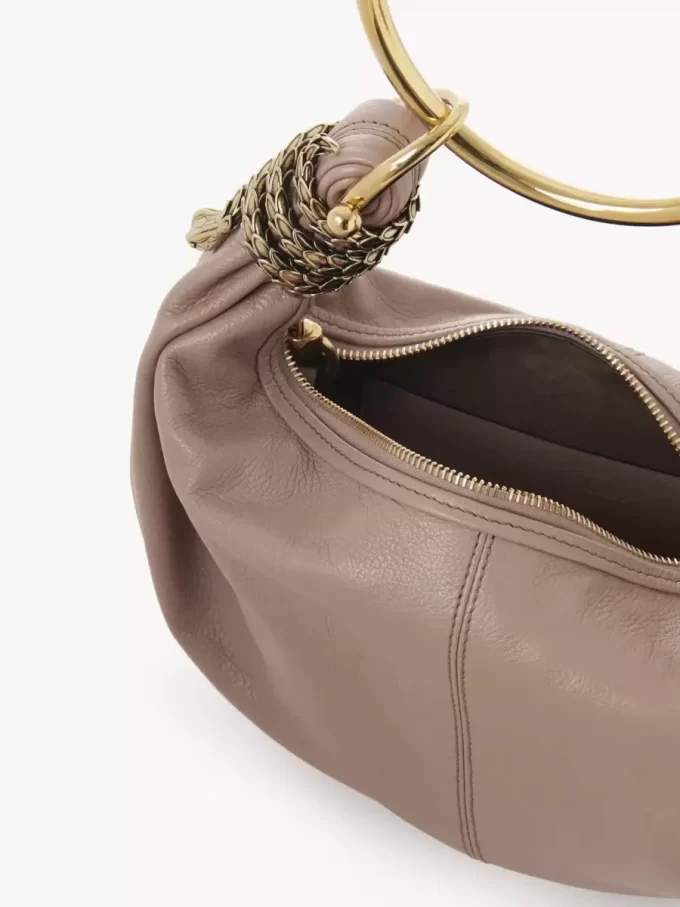 Kleine Hobo-Tasche mit Schlangenarmband aus genarbtem Leder