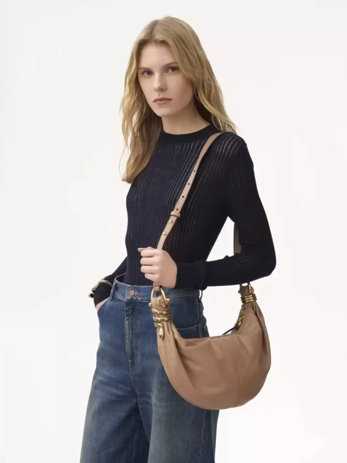 Kleine Hobo-Tasche mit Schlangenarmband aus genarbtem Leder