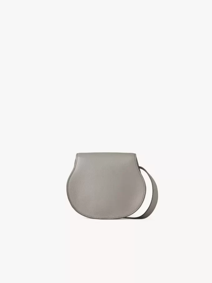 Kleine Marcie Satteltasche aus genarbtem Leder Kleine Marcie Satteltasche aus genarbtem Leder