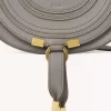 Kleine Marcie Satteltasche aus genarbtem Leder Kleine Marcie Satteltasche aus genarbtem Leder
