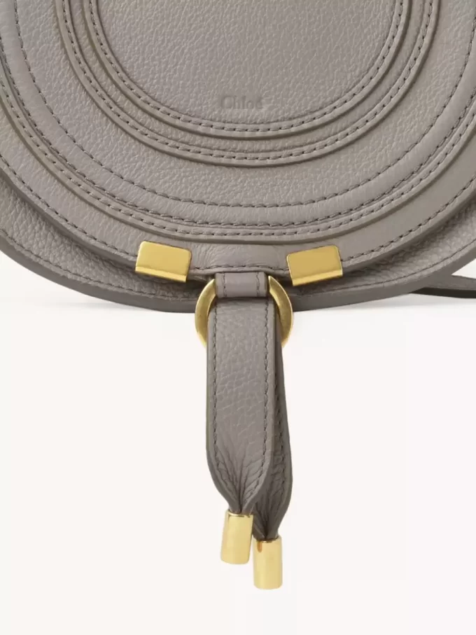 Kleine Marcie Satteltasche aus genarbtem Leder Kleine Marcie Satteltasche aus genarbtem Leder