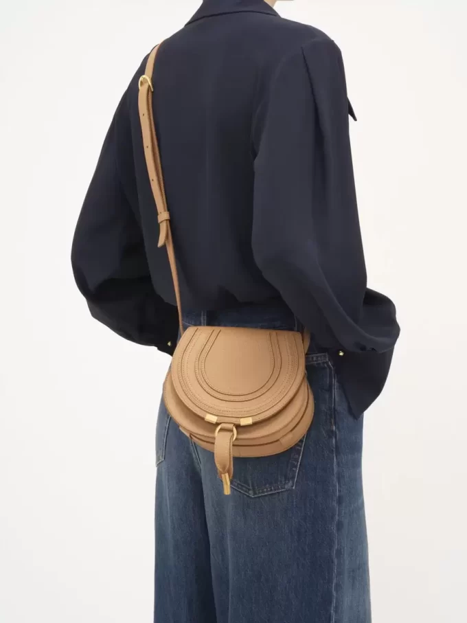 Kleine Marcie Satteltasche aus genarbtem Leder