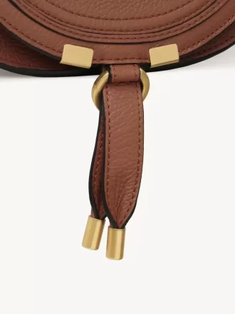 Kleine Marcie Satteltasche aus genarbtem Leder
