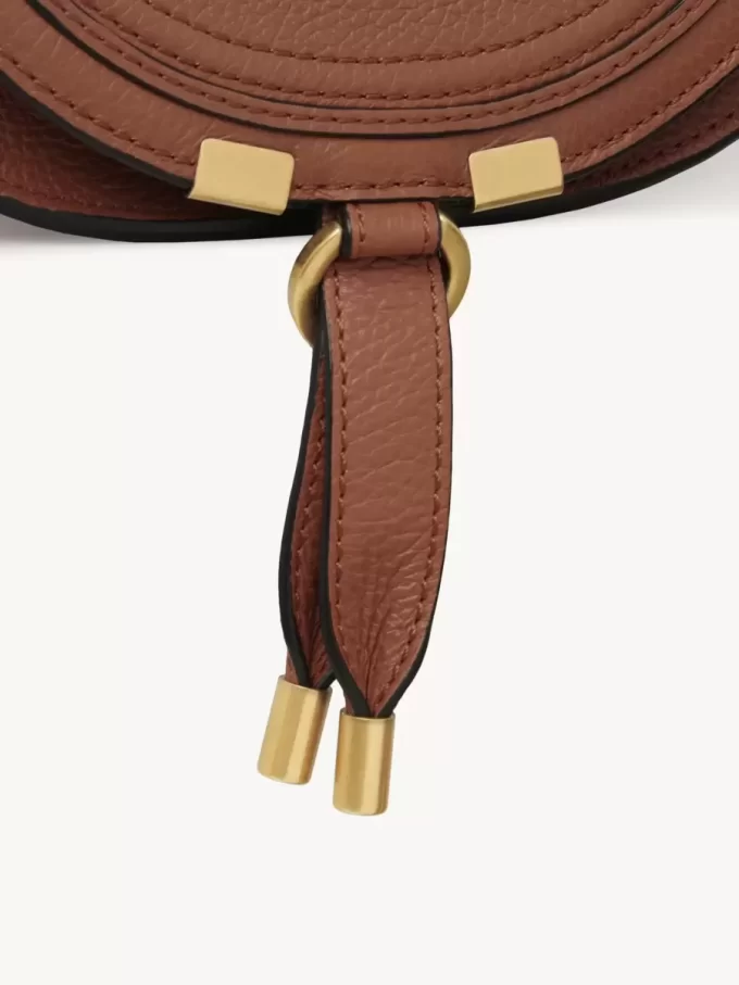 Kleine Marcie Satteltasche aus genarbtem Leder Kleine Marcie Satteltasche aus genarbtem Leder