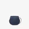 Kleine Marcie Satteltasche aus genarbtem Leder Kleine Marcie Satteltasche aus genarbtem Leder