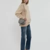 Kleine Marcie Satteltasche aus genarbtem Leder Kleine Marcie Satteltasche aus genarbtem Leder