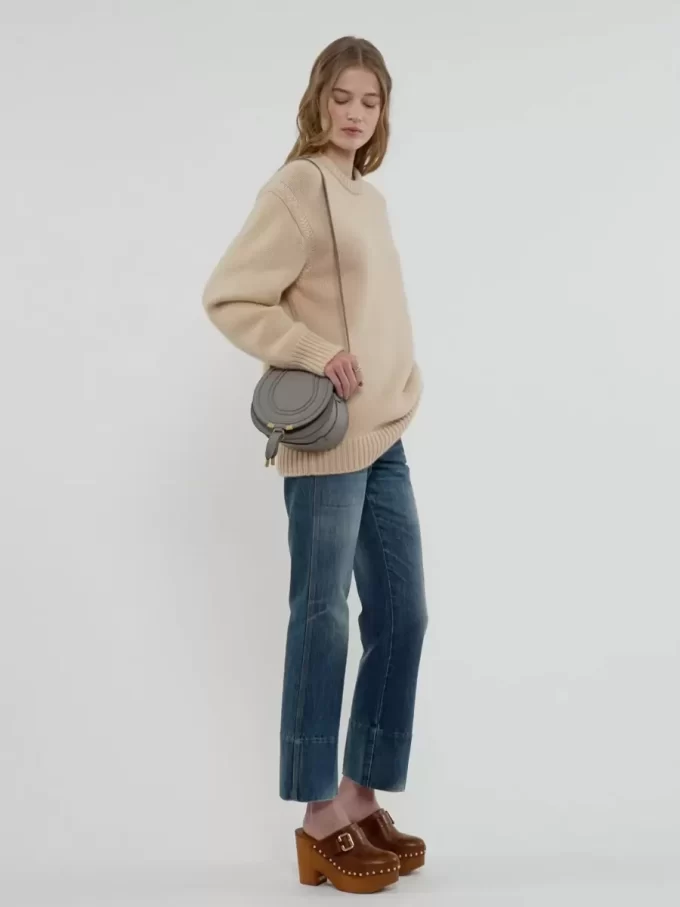 Kleine Marcie Satteltasche aus genarbtem Leder Kleine Marcie Satteltasche aus genarbtem Leder