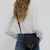 Kleine Marcie Satteltasche aus genarbtem Leder Kleine Marcie Satteltasche aus genarbtem Leder