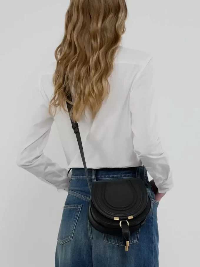 Kleine Marcie Satteltasche aus genarbtem Leder Kleine Marcie Satteltasche aus genarbtem Leder
