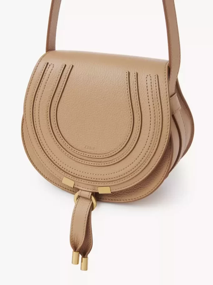Kleine Marcie Satteltasche aus genarbtem Leder