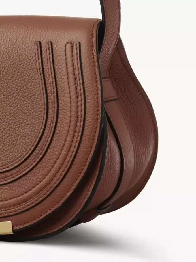 Kleine Marcie Satteltasche aus genarbtem Leder Kleine Marcie Satteltasche aus genarbtem Leder