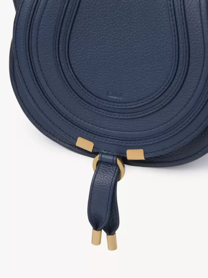 Kleine Marcie Satteltasche aus genarbtem Leder Kleine Marcie Satteltasche aus genarbtem Leder