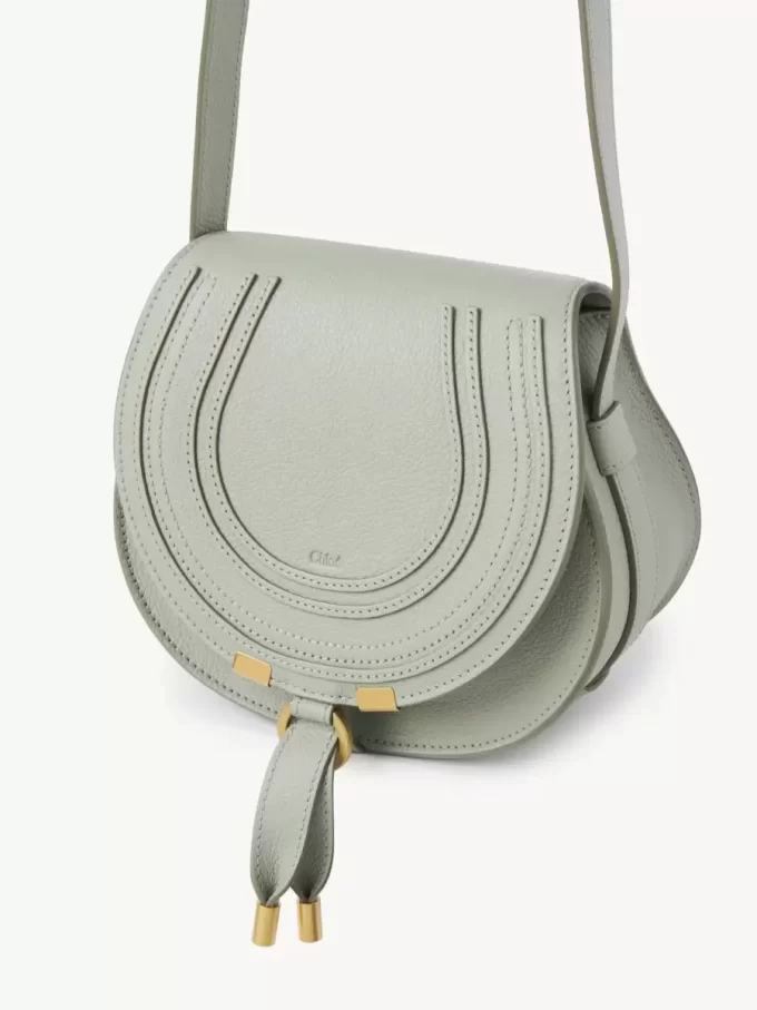 Kleine Marcie Satteltasche aus genarbtem Leder