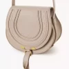 Kleine Marcie Satteltasche aus genarbtem Leder Kleine Marcie Satteltasche aus genarbtem Leder