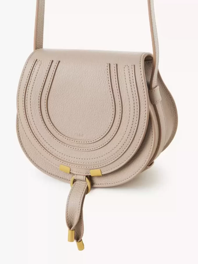 Kleine Marcie Satteltasche aus genarbtem Leder Kleine Marcie Satteltasche aus genarbtem Leder