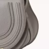 Kleine Marcie Satteltasche aus genarbtem Leder Kleine Marcie Satteltasche aus genarbtem Leder