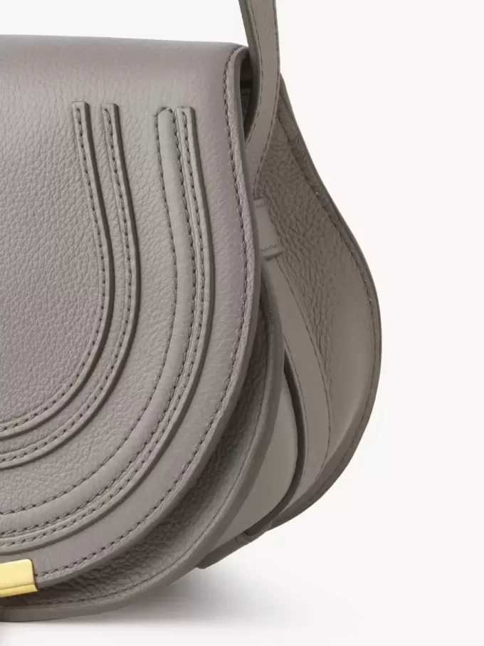 Kleine Marcie Satteltasche aus genarbtem Leder Kleine Marcie Satteltasche aus genarbtem Leder