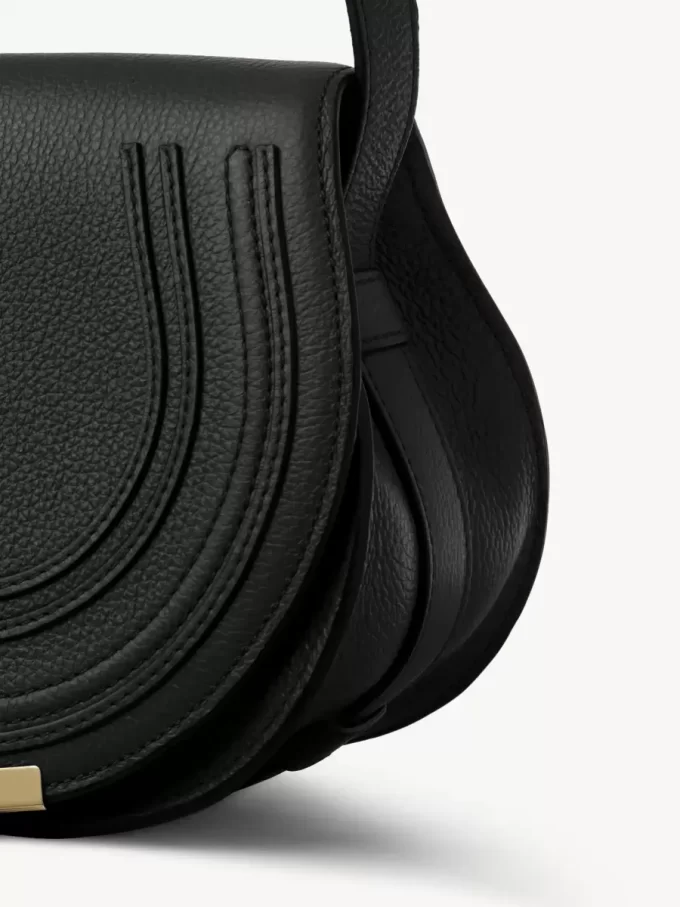 Kleine Marcie Satteltasche aus genarbtem Leder Kleine Marcie Satteltasche aus genarbtem Leder
