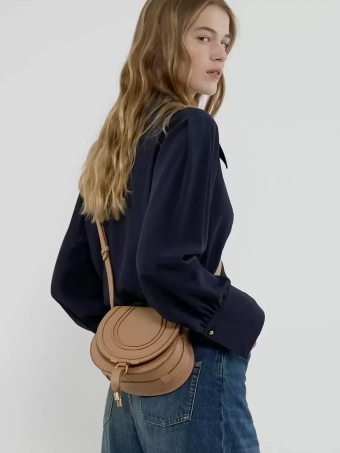 Kleine Marcie Satteltasche aus genarbtem Leder