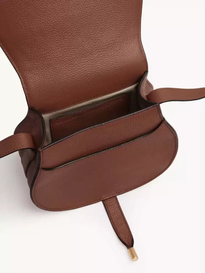 Kleine Marcie Satteltasche aus genarbtem Leder Kleine Marcie Satteltasche aus genarbtem Leder