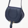 Kleine Marcie Satteltasche aus genarbtem Leder Kleine Marcie Satteltasche aus genarbtem Leder