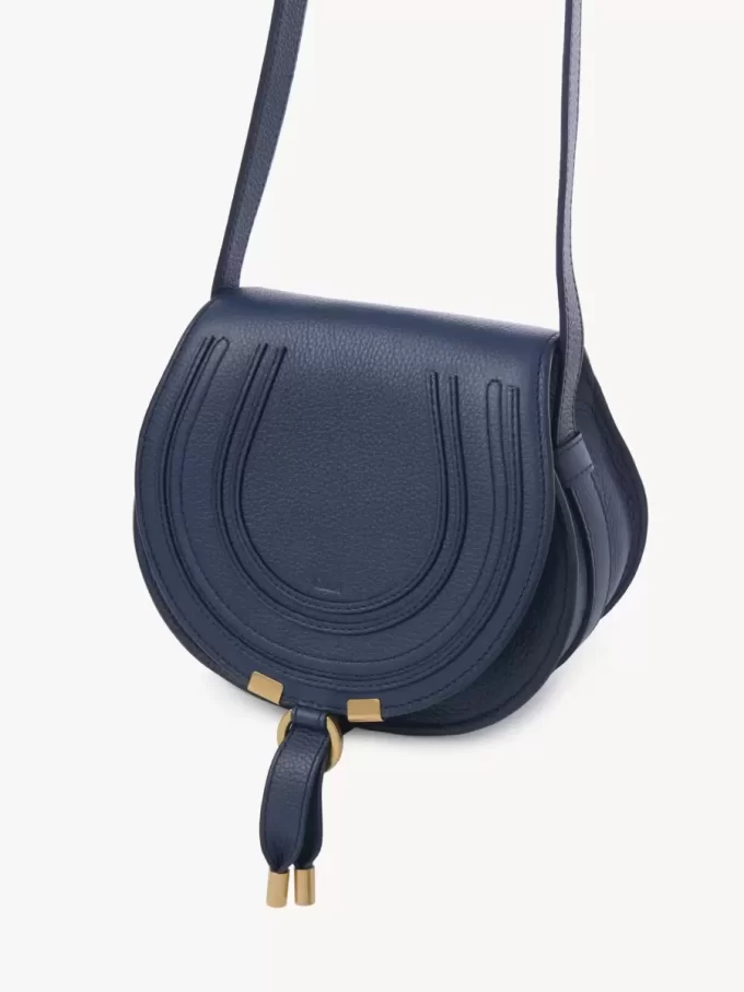 Kleine Marcie Satteltasche aus genarbtem Leder Kleine Marcie Satteltasche aus genarbtem Leder