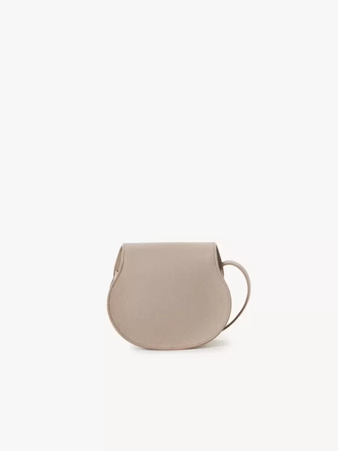 Kleine Marcie Satteltasche aus genarbtem Leder Kleine Marcie Satteltasche aus genarbtem Leder