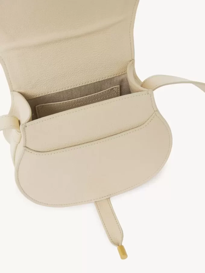 Kleine Marcie Satteltasche aus genarbtem Leder