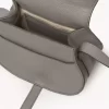 Kleine Marcie Satteltasche aus genarbtem Leder Kleine Marcie Satteltasche aus genarbtem Leder